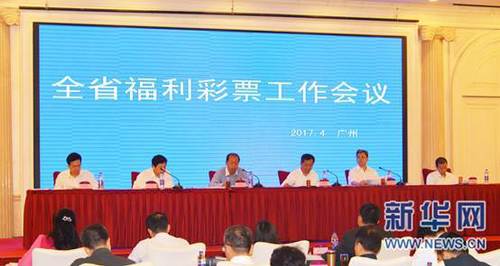 萧老太太更咽道：几位小哥，好歹也把做饭的锅碗瓢盆给我们留着吧......那人冷冷道：这些可都是德国进口的厨具，一口锅就上万块，给你留着，你肯定过两天就全卖了。